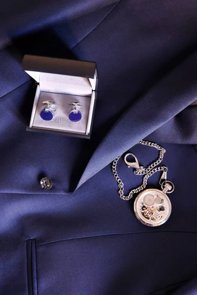 Männliche Accessoires Auf Blauem Anzug — Stockfoto