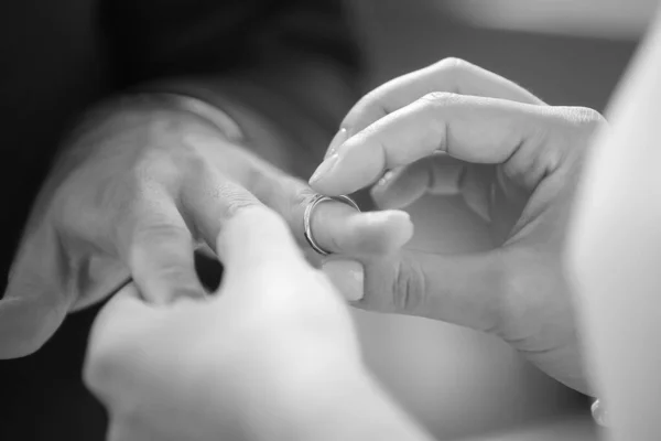 二人の配偶者間の結婚指輪の交換の詳細 — ストック写真