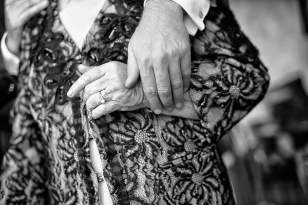 Primer Plano Una Elegante Pareja Ancianos Abrazándose — Foto de Stock