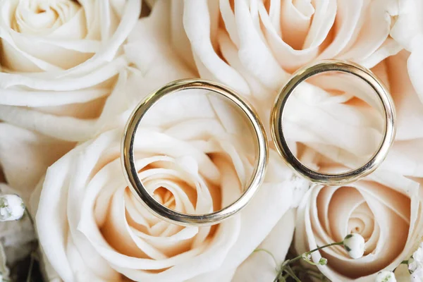 白色背景上的结婚戒指 — 图库照片