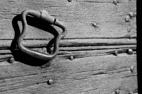 古い錆びた鉄ドアのノッカー — ストック写真
