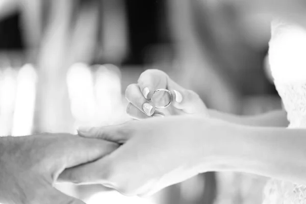 Γάμοs Δακτυλίδι Στο Χέρι Της Νύφης — Φωτογραφία Αρχείου