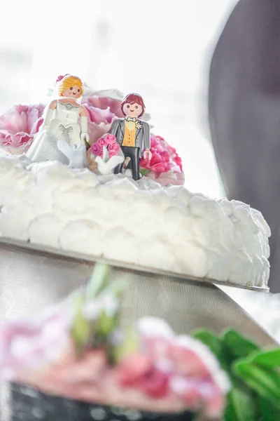 Svatební Dort Figurkami Nevěsty Ženicha — Stock fotografie
