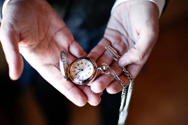 Άνθρωπος Που Κρατά Ένα Ρολόι Τσέπης Στα Χέρια — Φωτογραφία Αρχείου