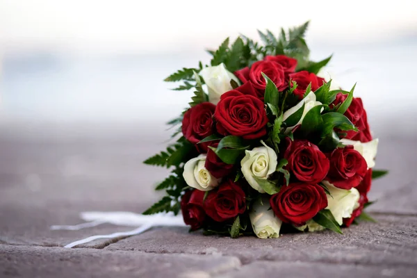 赤いバラの結婚式の花束 — ストック写真