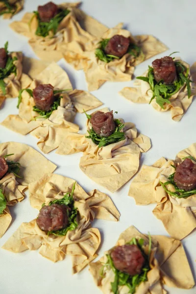 イタリア料理 白皿に野菜やスパイスを盛った生肉 — ストック写真