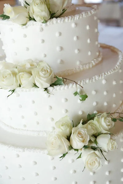 Biały Tort Weselny Różami Kwiatami Tort Weselny Tort Weselny — Zdjęcie stockowe