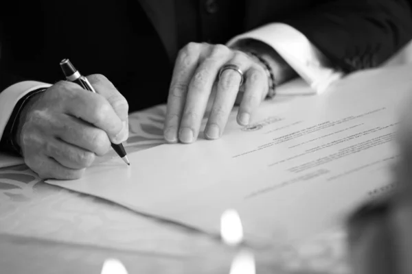 Biznesmen Podpisujący Umowę Długopisem — Zdjęcie stockowe