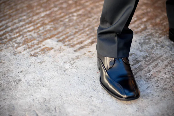 Uomo Completo Nero Con Scarpe Pelle Blu Tacchi Alti — Foto Stock