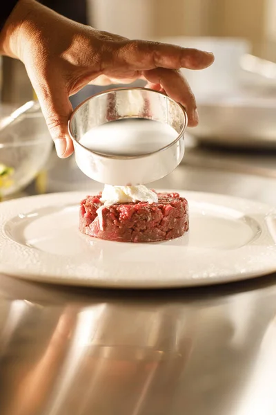 Köchin Backt Einen Leckeren Kuchen Mit Einem Messer Einem Weißen — Stockfoto