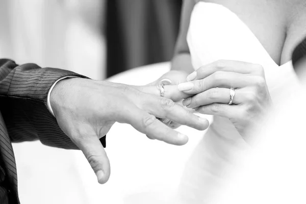 Νύφη Και Γαμπρός Κρατώντας Χέρια — Φωτογραφία Αρχείου