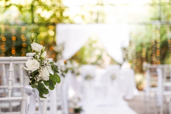 Masada Çiçekler Yeşillik Olan Güzel Bir Düğün Dekoru — Stok fotoğraf