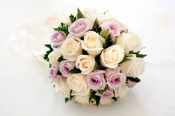 Bouquet Mariage Blanc Roses Sur Table Studio — Photo