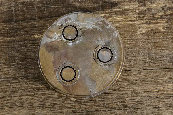 木材上的旧生锈的黄铜门旋钮 — 图库照片