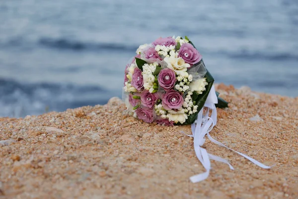 Tiro Close Belo Buquê Flores Com Anéis Casamento Uma Praia — Fotografia de Stock