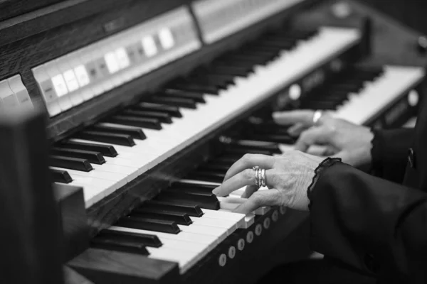 Mains Une Vieille Femme Jouant Piano Noir Blanc — Photo
