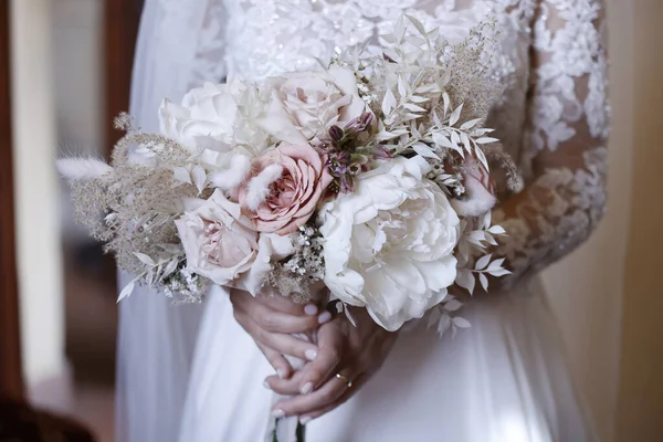 Svatební Kytice Ruce Nevěsty — Stock fotografie