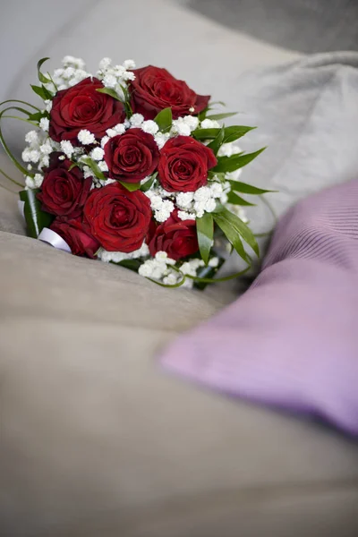 在一个白色的花瓶里有一束玫瑰和红玫瑰 在一个漂亮的婚礼上有一束玫瑰 在一束玫瑰上有一束花 — 图库照片