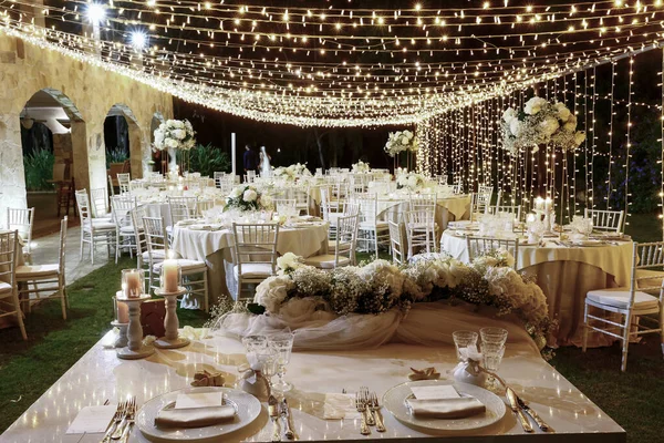 結婚式やその他のケータリングイベントディナーレセプションのテーブルセット — ストック写真
