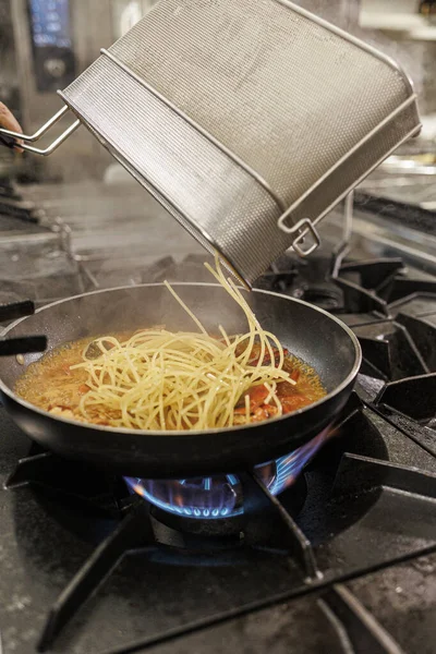 Gotowanie Spaghetti Piekarniku — Zdjęcie stockowe