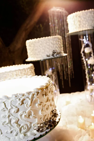 Vit Bröllopstårta Med Blommor Och Ljus Vit Tårta Tårta Med — Stockfoto