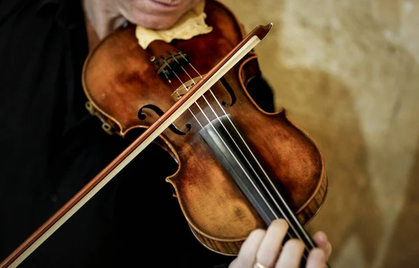 音楽家はスタジオでバイオリンを演奏し — ストック写真