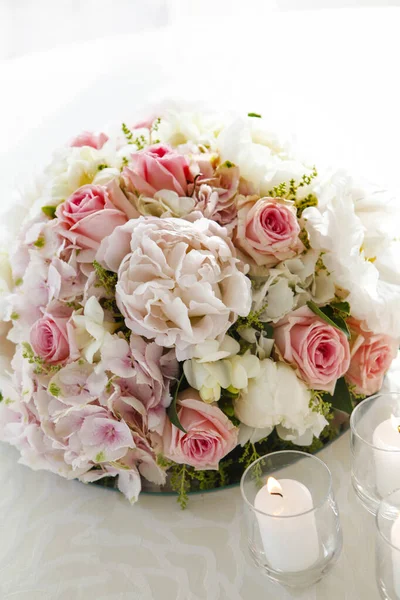 Красивый Свадебный Букет Цветов Роз Столе Помещении — стоковое фото