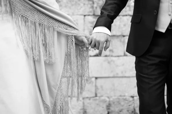 Panna Młoda Pan Młody Trzymają Się Rękę Dniu Ślubu — Zdjęcie stockowe