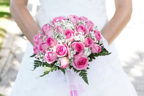 Γαμήλιο Μπουκέτο Ροζ Παιώνιες Και Τριαντάφυλλα — Φωτογραφία Αρχείου