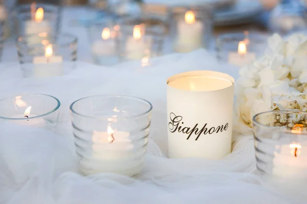 Hochzeitskerzen Und Blumen Auf Dem Tisch Restaurant — Stockfoto
