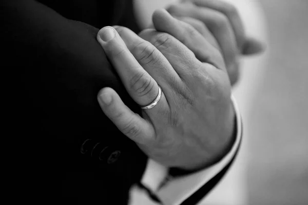 新郎の手に結婚指輪 — ストック写真