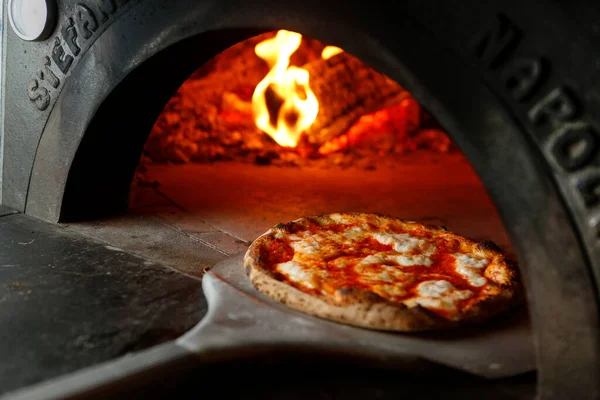 Fırında pişmiş taze İtalyan pizzası.