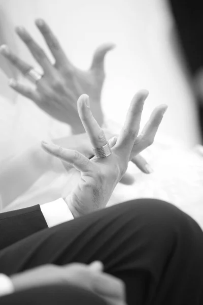 Hände Von Paar Mit Ringen Hochzeitstag — Stockfoto