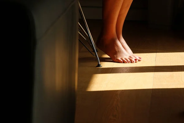 Wanita Kaki Lantai Sebuah Ruangan Dengan Sinar Matahari — Stok Foto