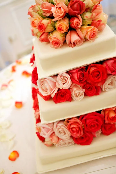 Bolo Casamento Bonito Com Rosas Velas — Fotografia de Stock