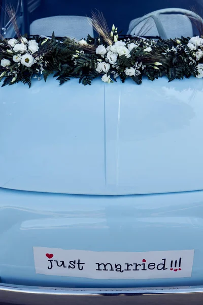Ένα Κοντινό Πλάνο Ενός Γαμήλιου Αυτοκινήτου Μόλις Καλοψημένο Κείμενο — Φωτογραφία Αρχείου