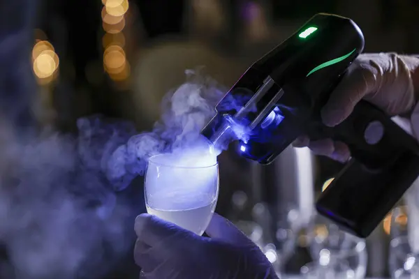 Barmen Gece Barda Kokteyl Hazırlıyor — Stok fotoğraf