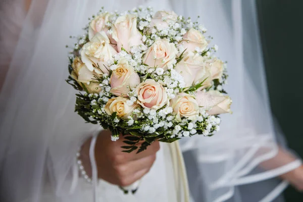 Brud Som Håller Bröllop Bukett Blommor Närbild — Stockfoto
