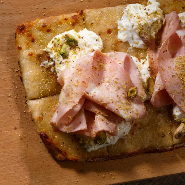 Olasz Pizza Sonkás Sajttal Mozzarellával Olajbogyóval Fűszernövényekkel Sötét Háttéren — Stock Fotó