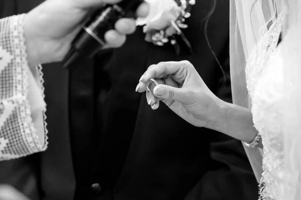 Νύφη Κρατάει Δαχτυλίδι Κοντά — Φωτογραφία Αρχείου