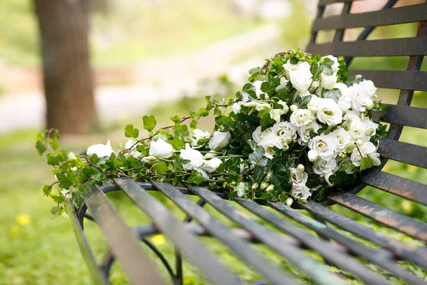 椅子上的一束白玫瑰 — 图库照片