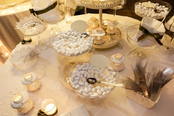 Bruiloft Tafel Gedekt Met Kaarsen Snoepjes — Stockfoto