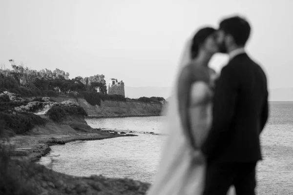 Feliz Casamento Casal Beijando Fundo Mar Preto Branco — Fotografia de Stock