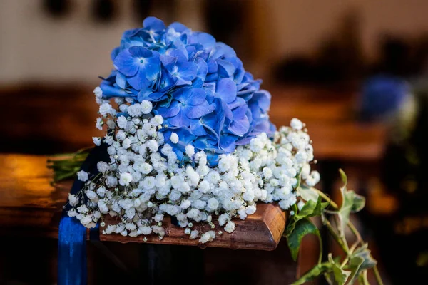 Vazoda Beyaz Çiçekler — Stok fotoğraf