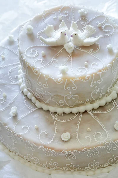 Eine Nahaufnahme Einer Weißen Und Cremefarbenen Torte Mit Zuckerguss Und — Stockfoto