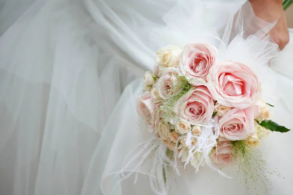Braut Mit Einem Brautstrauß Der Hand — Stockfoto