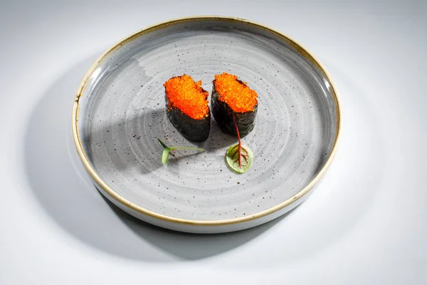 Caviar Salmão Uma Tigela Preta Uma Placa Branca — Fotografia de Stock