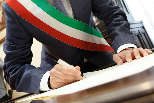 Крупним Планом Чоловік Італійським Прапором Підписує Папір Під Час Весільної — стокове фото