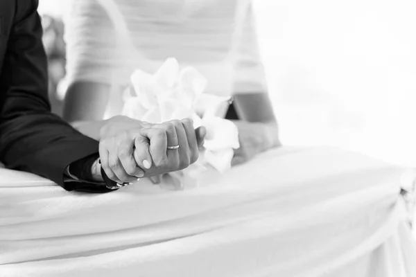 Νύφη Και Γαμπρός Κρατώντας Χέρια — Φωτογραφία Αρχείου