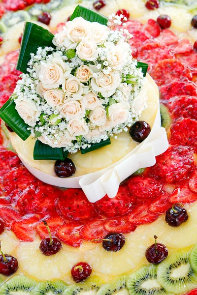 Hochzeitstorte Mit Früchten Und Blumen — Stockfoto